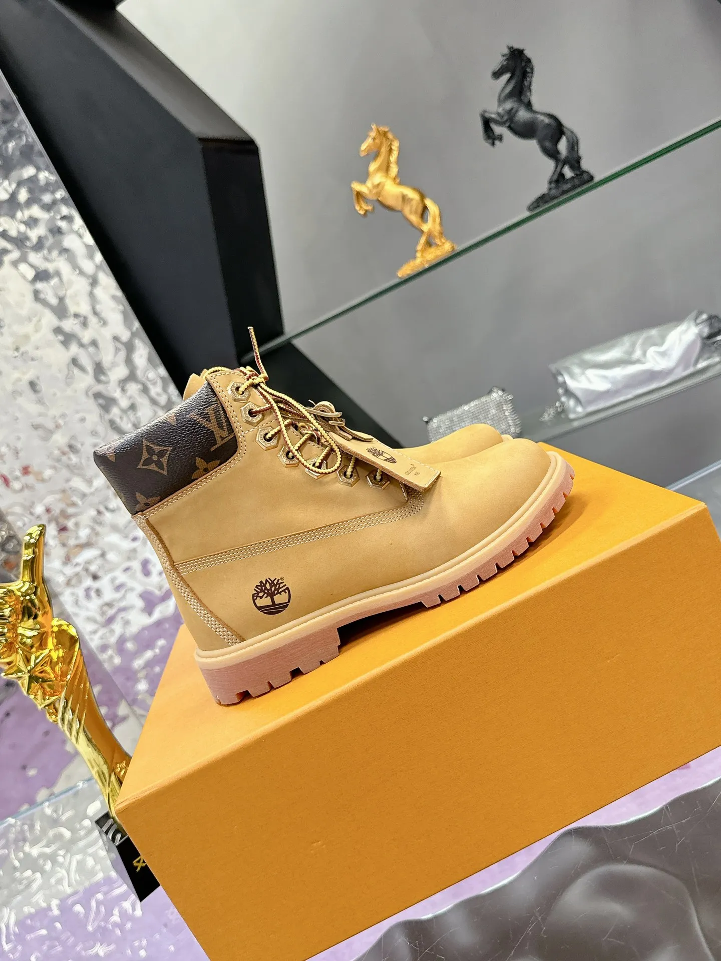 Factory price: 760💰 (Couple model) LV x Timberland Timberland joint model Presbyopia Rhubarb boots Ankle boots Short boots LV x Timberland ankle boots are made of Monogram embossed waterproof nubuck cow leather, relying on the brand's exquisite craftsmanship to carefully reshape the classic Timberland 6-inch boot shape in Italy, making an eye-catching appearance with American workwear style Men's men's shoes 💰Monogram created by harrell Williams The embossed tongue, original Timberland laces and outsole are exquisite details, and the leather label expresses the cooperation logo. Exquisite packaging at the delivery counter🛍📦 ▪️Material: Original custom imported first-layer cowhide ▪️Inner lining: Original custom leather lining ▪️Outsole: Original open-molded anti-slip rubber material ▪️Sole thickness: 3.5CM ▪️Size: Women's 35-40 ▪️Size: Men's size 39-44, customized 45, 46